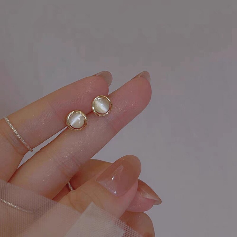 NWT Elegant & Timeless Cat-Eye Stone Earrings